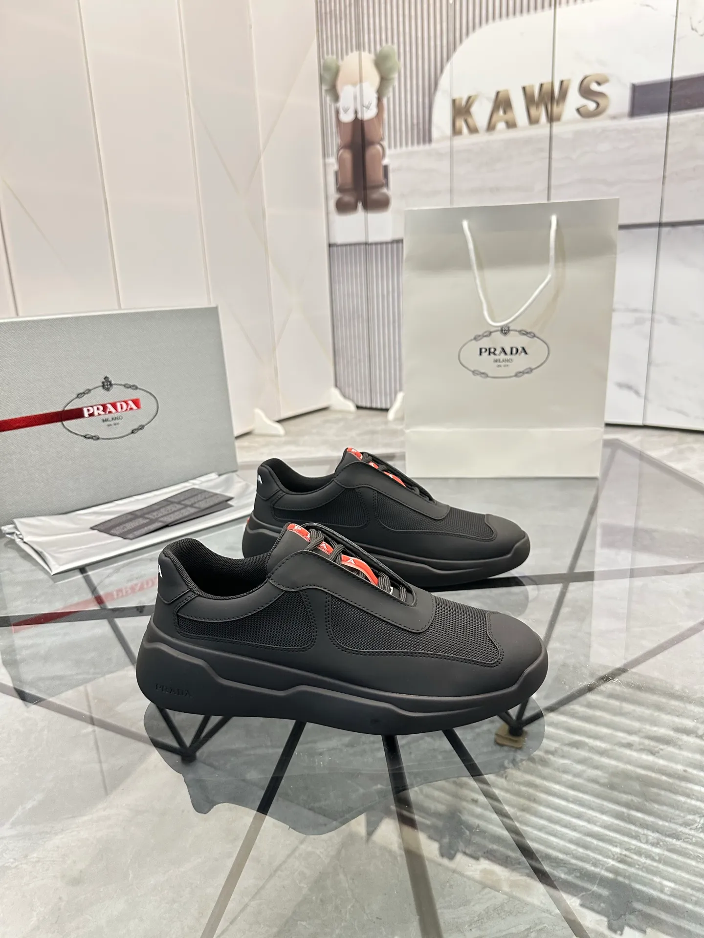 Men's shoes: 💰P660¥ High-end top quality Product trademark: Prada *"Prada*" low-top casual shoes Regular size: 38-45 (can be customized to 46) Product materials: Upper imported silk cowhide spliced ​​with original fabric, breathable lining, original outsole. No.: 001